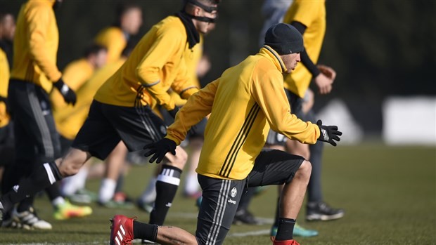 Mặc đại gia Trung Quốc lôi kéo, Alves vẫn miệt mài luyện tập cùng Juventus - Bóng Đá