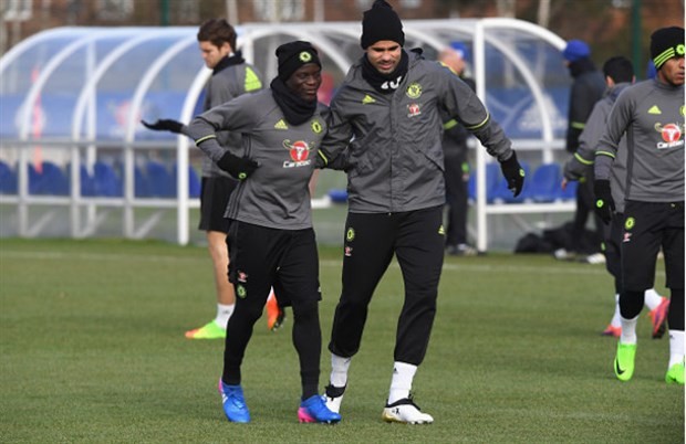 Costa cân cả Terry lẫn Zouma trên sân tập - Bóng Đá