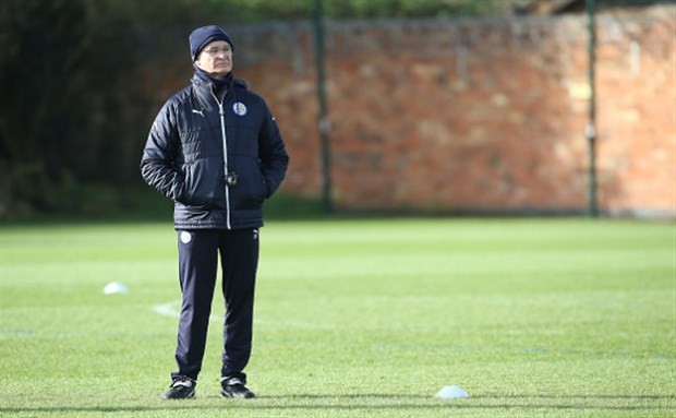 Leicester sắp rơi vào vùng nguy hiểm, Ranieri thất thần trên sân tập - Bóng Đá