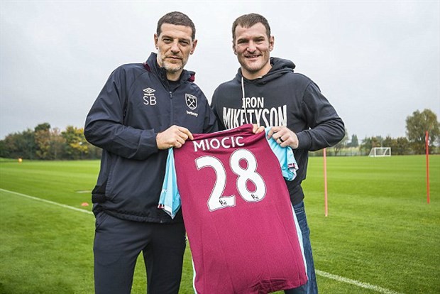 Chùm ảnh: Nhà vô địch UFC tấn công sao West Ham trên sân tập - Bóng Đá