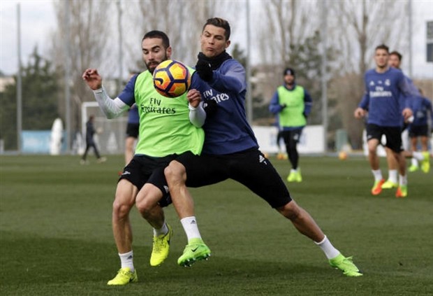 Chùm ảnh: Ronaldo căng sức tìm lại niềm tin từ NHM - Bóng Đá