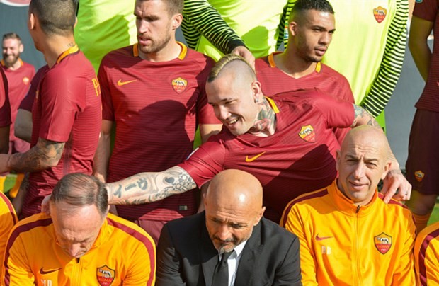 Chùm ảnh: Một loạt 'soái ca' xuất hiện trên sân tập của Roma - Bóng Đá