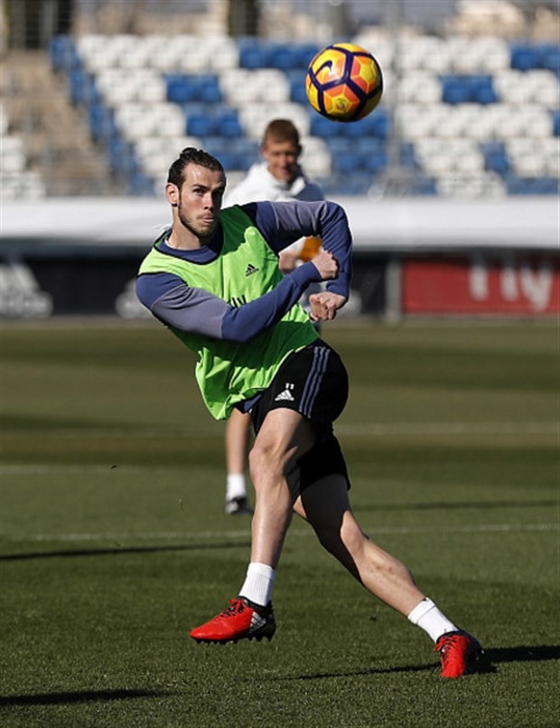 Ronaldo và Bale chia phe đối đầu trên sân tập của Real  - Bóng Đá