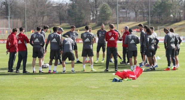 Ancelotti tận tình chăm sóc Lahm trên sân tập - Bóng Đá