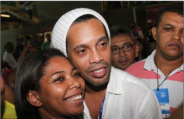 Chùm ảnh: Ronaldinho phờ phạt cả người khi tham gia lễ hội tại quê nhà - Bóng Đá