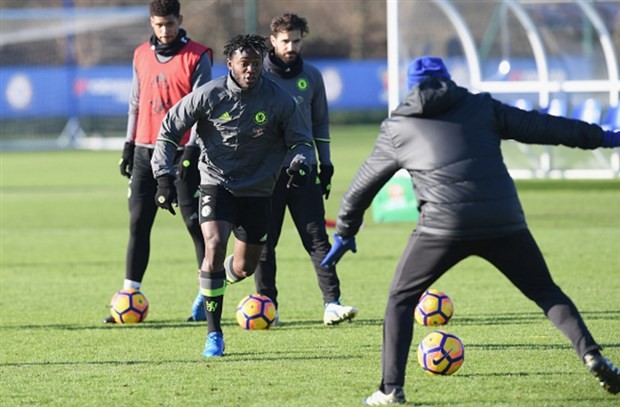 Diego Costa 'tươi như hoa' trong buổi tập của Chelsea  - Bóng Đá