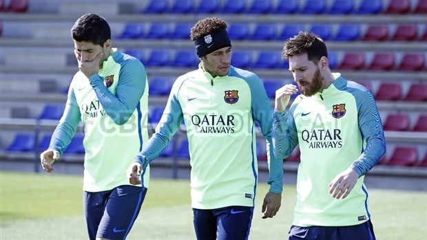 Messi phấn khích bên cạnh quả bóng khổng lồ  - Bóng Đá
