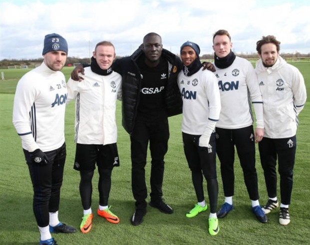 Chùm ảnh: Man Utd đón bạn quý của Pogba tại Carrington - Bóng Đá