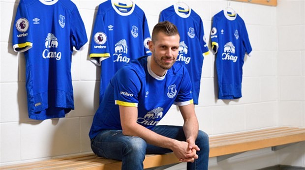 Chùm ảnh: Schneiderlin rạng ngời khoe màu áo mới - Bóng Đá
