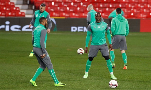 Chùm ảnh: Anh trai của Pogba phấn khích khi đặt chân tới Old Trafford - Bóng Đá
