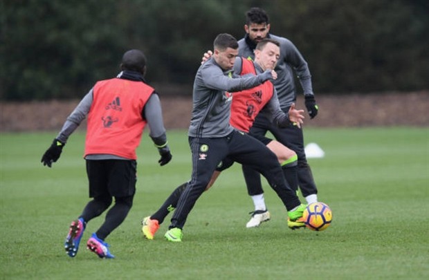 Mình Terry cân cả Hazard lẫn Costa trên sân tập - Bóng Đá