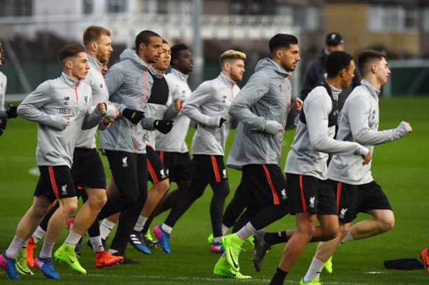 Chùm ảnh: Đối thủ gặp chuyện, Klopp tươi rói quan sát Liverpool tập luyện - Bóng Đá
