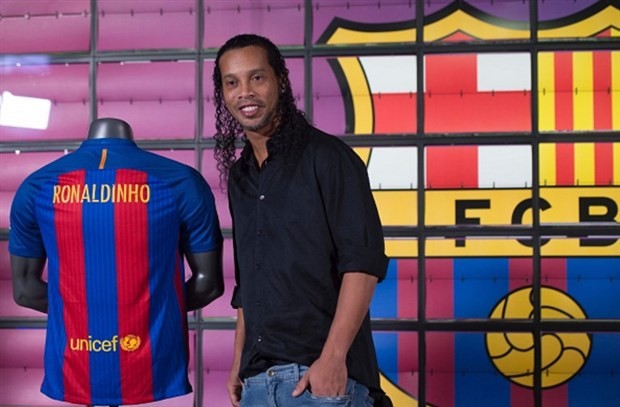 Chùm ảnh: Ronaldinho CHÍNH THỨC khoác lại chiếc áo của Barcelona - Bóng Đá