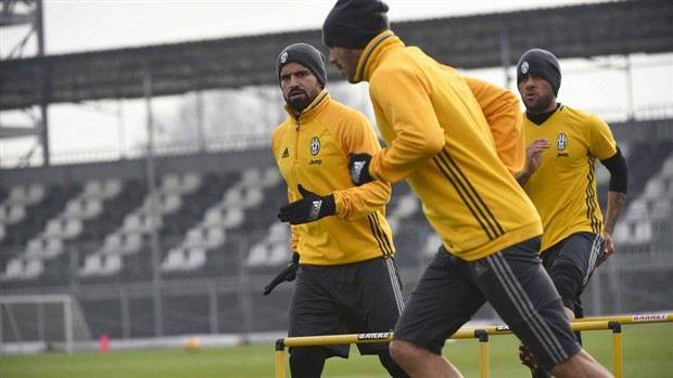 Bỏ qua mâu thuẫn, Dybala vẫn tập luyện vui vẻ cùng Juventus - Bóng Đá