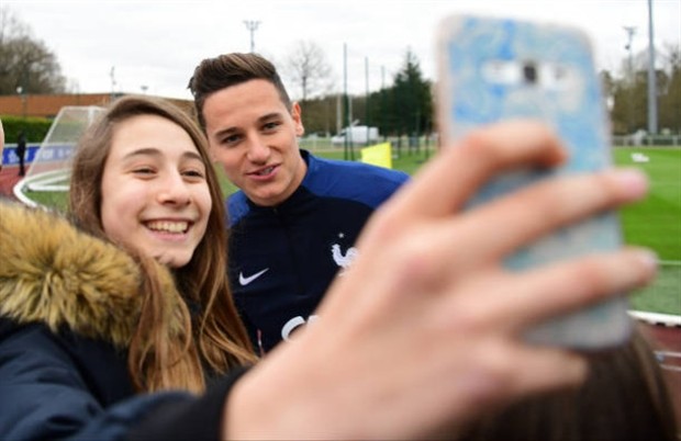 Đồng đội căng sức tập luyện, Griezmann vô tư tạo dáng chụp ảnh - Bóng Đá