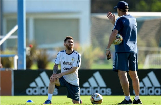 Messi hạ mình nghe theo chỉ đạo của Bauza trên sân tập - Bóng Đá