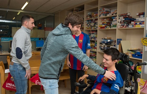 Dàn sao Barcelona giản dị đi phát quà cho fan nhân ngày đầu năm - Bóng Đá