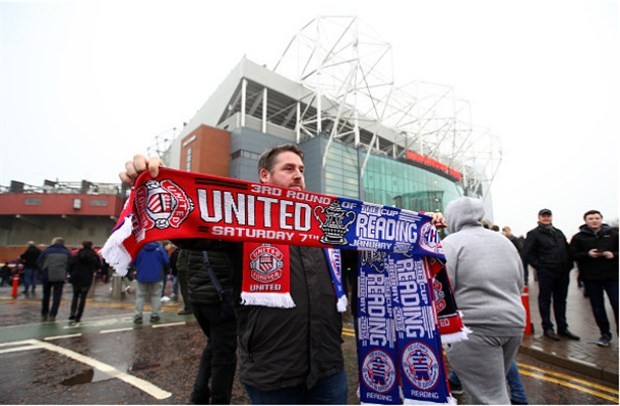 Khăn quàng của Jaap Stam đắt hàng tại Old Trafford - Bóng Đá