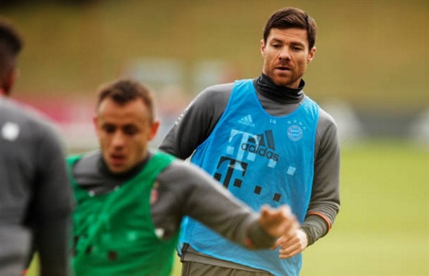 Đồng đội đi hết, Alonso và Lahm lập team riêng tập luyện - Bóng Đá