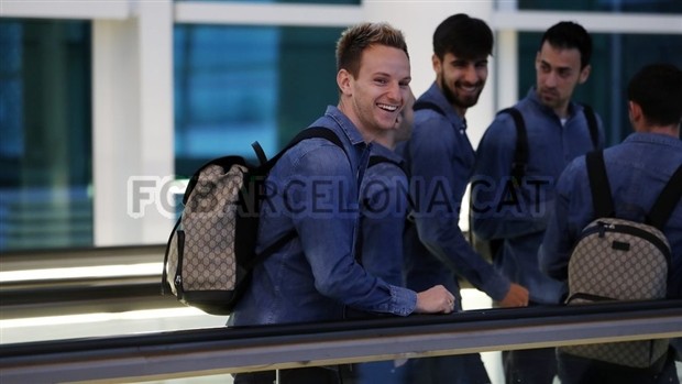 Chùm ảnh: Messi và đồng đội được nghìn người chào đón như anh hùng tại La Coruna  - Bóng Đá