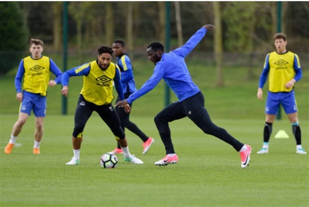 Lukaku lạc lõng trên sân tập của Everton - Bóng Đá