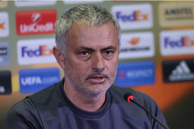 Chùm ảnh: Mourinho soi từng cọng cỏ khi Man Utd vừa tới Nga - Bóng Đá