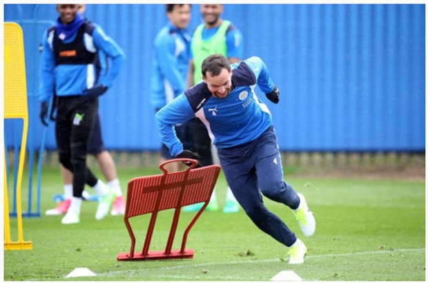 Vừa trở về, dàn sao của Leicester đã làm loạn  - Bóng Đá