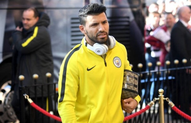 Chùm ảnh: Guardiola đầy căng thẳng khi đặt chân tới sân Ánh Sáng - Bóng Đá