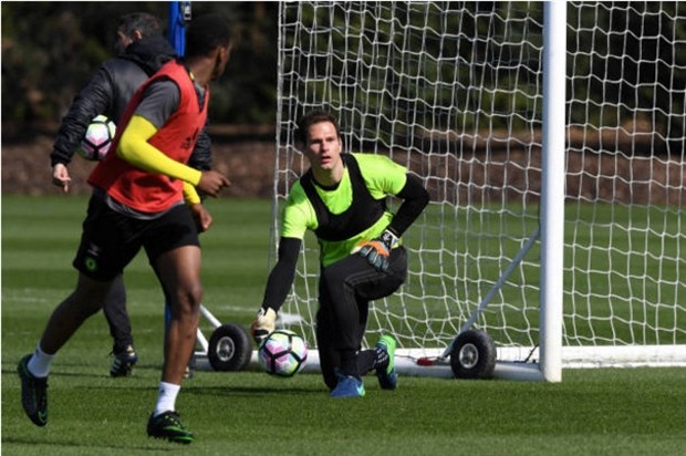 Begovic 'chặt chém' không tha một ai trên sân tập của Chelsea - Bóng Đá