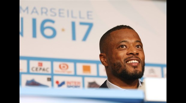 Chùm ảnh: Patrice Evra rạng rỡ ra mắt Marseille - Bóng Đá