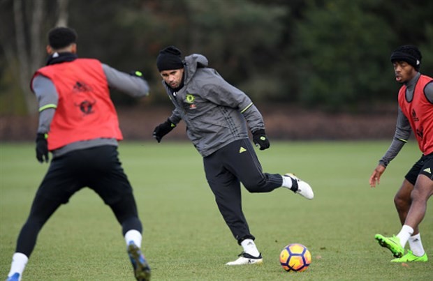 Costa cân cả Terry lẫn Zouma trên sân tập - Bóng Đá