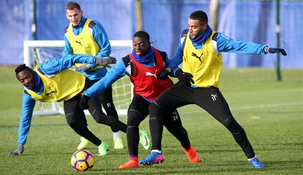 Leicester sắp rơi vào vùng nguy hiểm, Ranieri thất thần trên sân tập - Bóng Đá