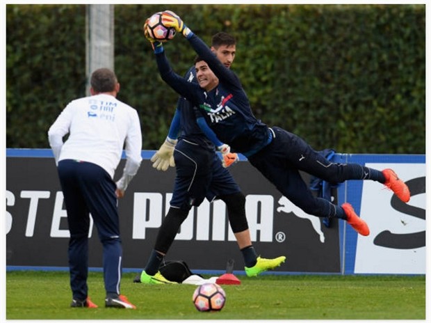 Vắng Buffon, Donnarumma và Meret thay nhau ghi điểm - Bóng Đá