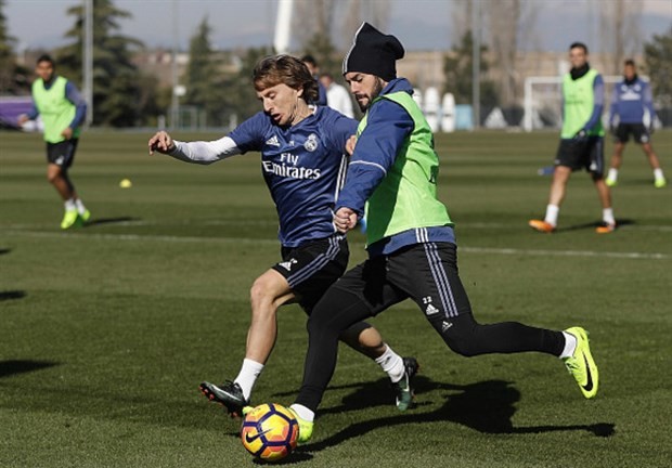 Ronaldo và Bale chia phe đối đầu trên sân tập của Real  - Bóng Đá