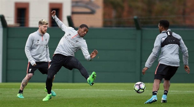 Học trò chăm chỉ tập luyện, Klopp lủi thủi đánh tennis một mình - Bóng Đá