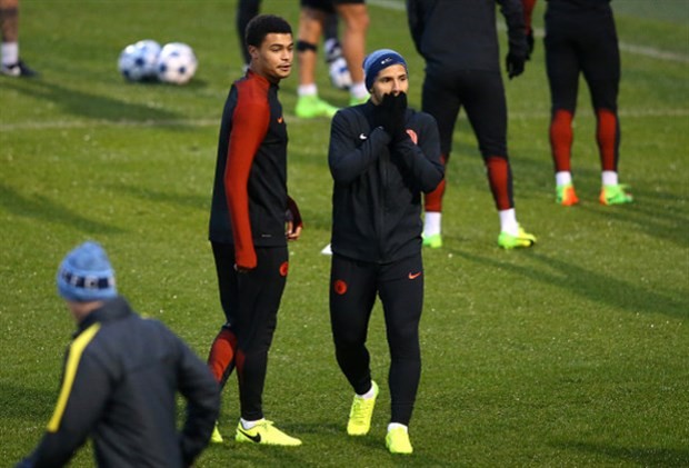 Mây đen phủ kín Etihad trong lúc Man City tập luyện - Bóng Đá
