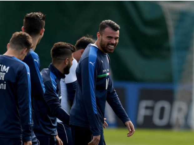 'Chân sút 100 triệu' đầy căng thẳng khi khoác áo Azzurri - Bóng Đá