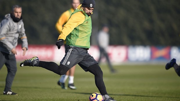 Giữa tin đồn trở lại Man Utd, Evra vẫn cày ải cùng Juventus - Bóng Đá