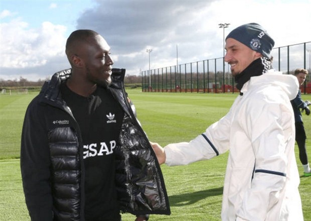 Chùm ảnh: Man Utd đón bạn quý của Pogba tại Carrington - Bóng Đá