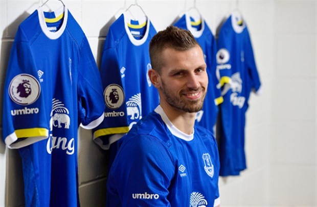 Chùm ảnh: Schneiderlin rạng ngời khoe màu áo mới - Bóng Đá