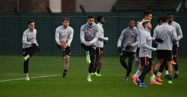 Chùm ảnh: Đối thủ gặp chuyện, Klopp tươi rói quan sát Liverpool tập luyện - Bóng Đá