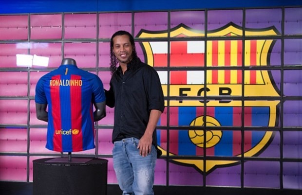 Chùm ảnh: Ronaldinho CHÍNH THỨC khoác lại chiếc áo của Barcelona - Bóng Đá