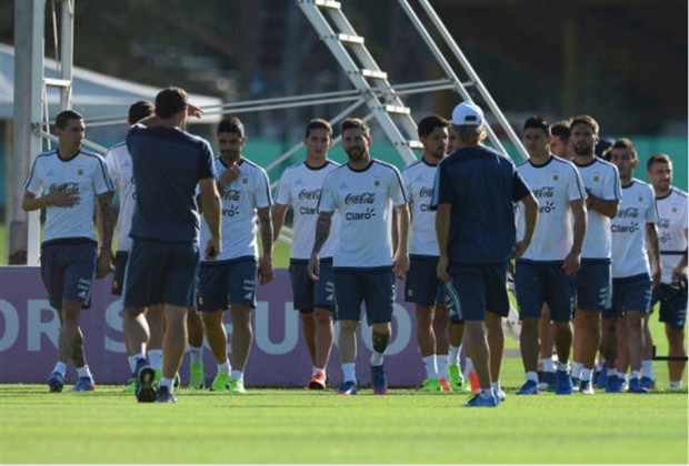 Messi hạ mình nghe theo chỉ đạo của Bauza trên sân tập - Bóng Đá