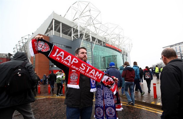 Khăn quàng của Jaap Stam đắt hàng tại Old Trafford - Bóng Đá