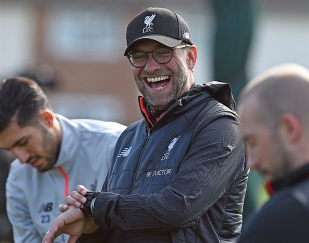 Coutinho khoe 6 múi, Klopp toe toét cười dưới trời nắng nóng - Bóng Đá