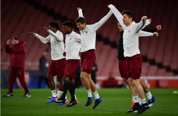 Chùm ảnh: Vé đã trong tay, nhưng Bayern vẫn 'lo sợ' khi đặt chân tới Emirates - Bóng Đá