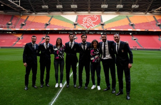 Tuyển Italia diện vest lịch lãm đến tham quan Amsterdam Arena - Bóng Đá