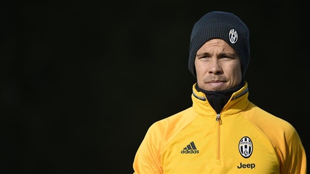 Mặc đại gia Trung Quốc lôi kéo, Alves vẫn miệt mài luyện tập cùng Juventus - Bóng Đá