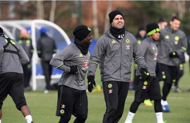 Costa cân cả Terry lẫn Zouma trên sân tập - Bóng Đá