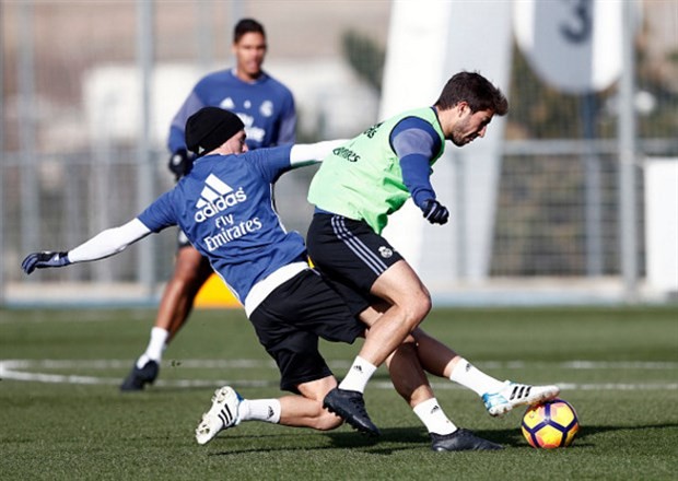 Buffon mệt mỏi giành khung gỗ với 2 hậu bối - Bóng Đá